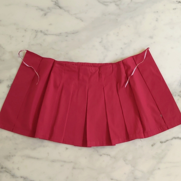 NWOT. 100% Cotton Red Pleated Skirt with Front Embroidered Logo & Left Side Zip. - Picture 3 of 5